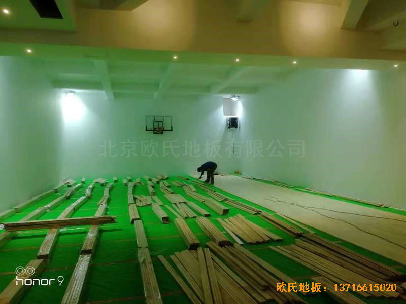 上海閔行西郊莊園2區(qū)156號(hào)籃球館體育木地板鋪裝案例1