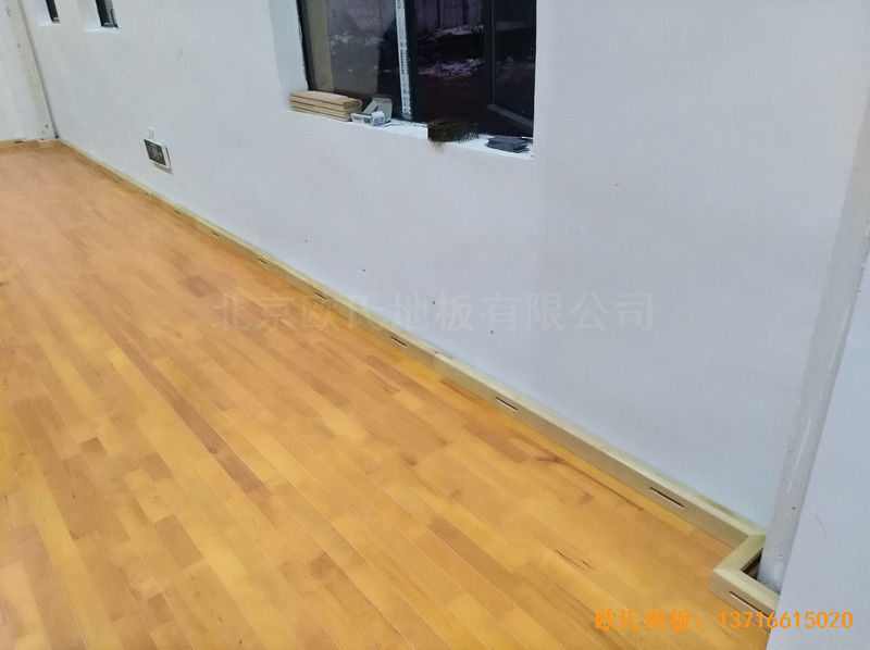 江西鷹潭余江縣工業(yè)園區(qū)籃球館運(yùn)動木地板鋪設(shè)案例2