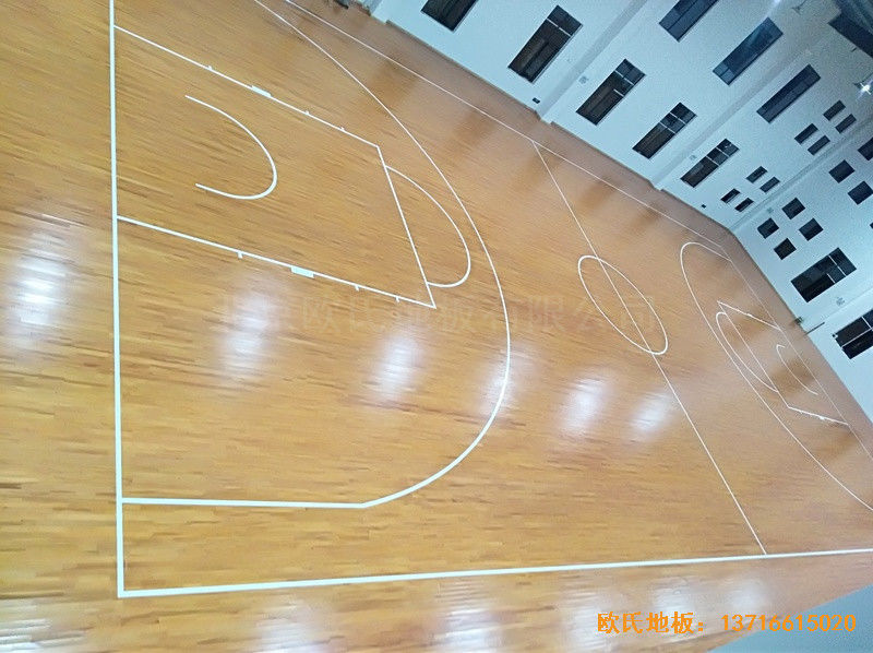 江西鷹潭余江縣工業(yè)園區(qū)籃球館運(yùn)動木地板鋪設(shè)案例3