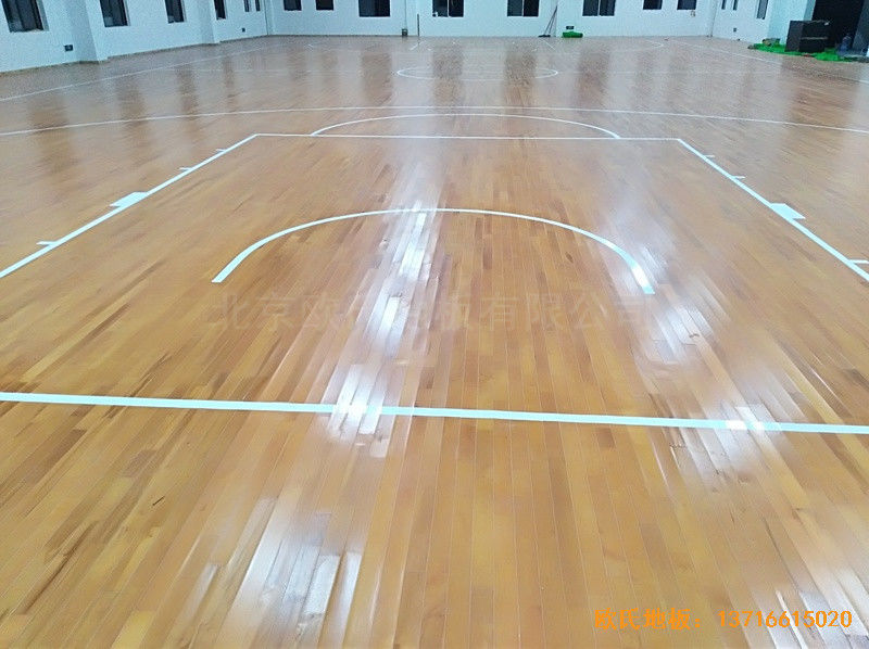 江西鷹潭余江縣工業(yè)園區(qū)籃球館運(yùn)動木地板鋪設(shè)案例4